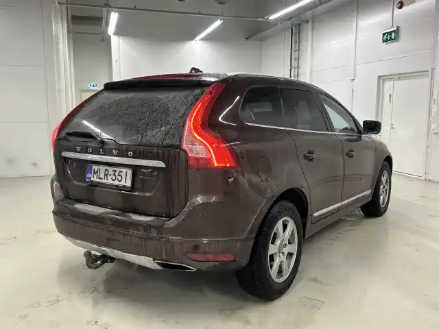 Punainen Maastoauto, Volvo XC60 – MLR-351