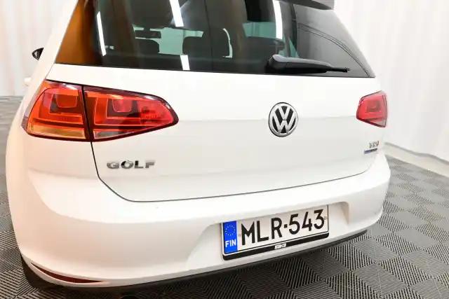 Valkoinen Viistoperä, Volkswagen Golf – MLR-543