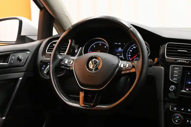 Valkoinen Viistoperä, Volkswagen Golf – MLR-543