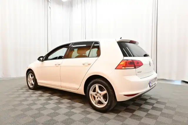 Valkoinen Viistoperä, Volkswagen Golf – MLR-543