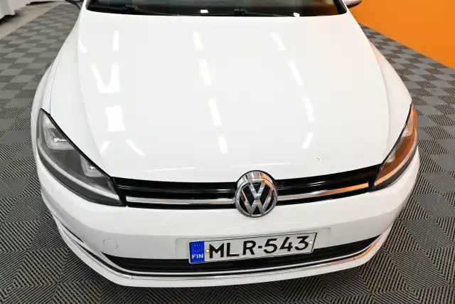 Valkoinen Viistoperä, Volkswagen Golf – MLR-543