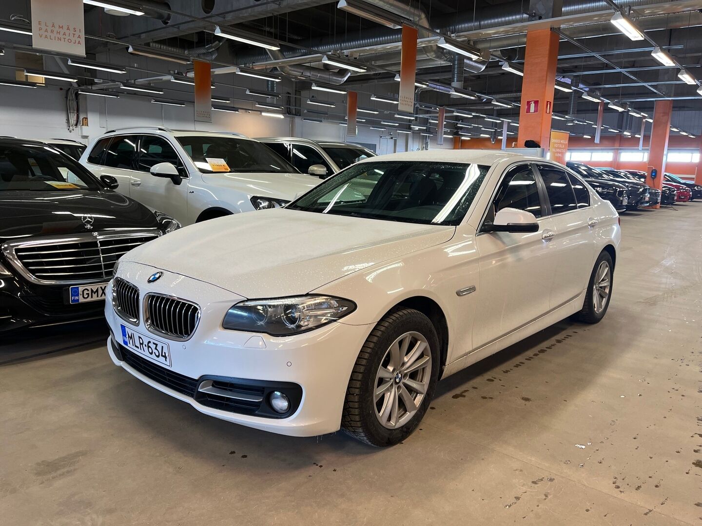 Valkoinen Sedan, BMW 520 – MLR-634