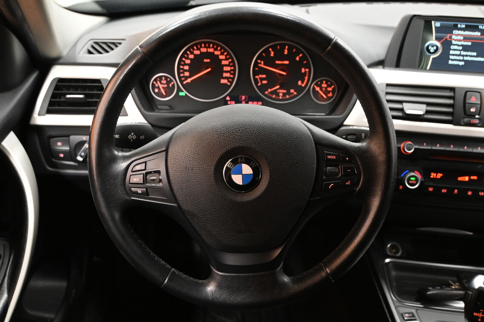 Musta Farmari, BMW 320 – MLR-729
