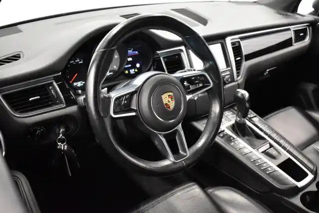 Harmaa Maastoauto, Porsche Macan – MLR-903