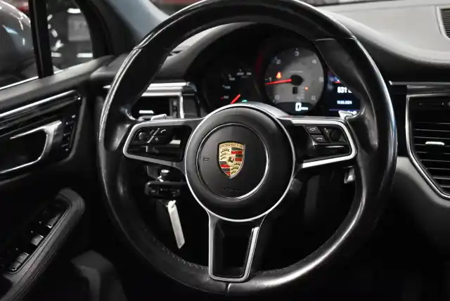 Harmaa Maastoauto, Porsche Macan – MLR-903