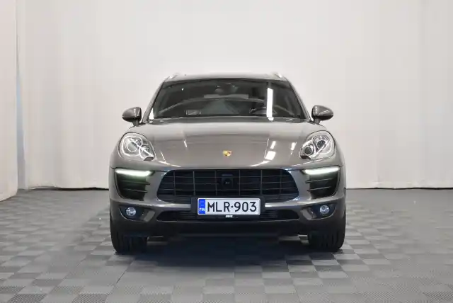 Harmaa Maastoauto, Porsche Macan – MLR-903