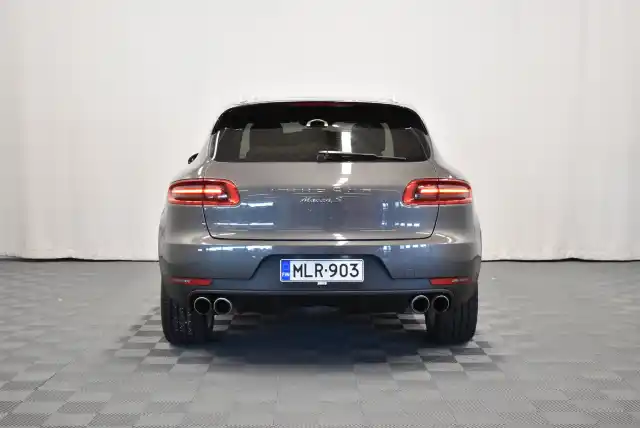 Harmaa Maastoauto, Porsche Macan – MLR-903