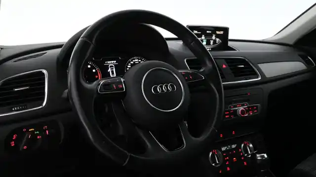 Sininen Maastoauto, Audi Q3 – MLS-120