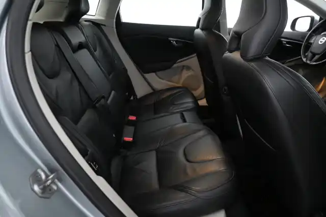 Harmaa Viistoperä, Volvo V40 – MLT-450