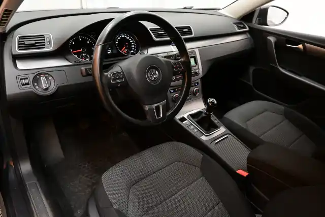 Harmaa Farmari, Volkswagen Passat – MLT-585