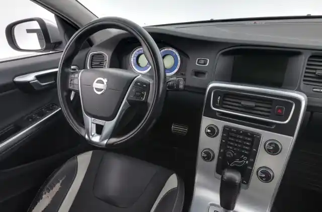 Harmaa Farmari, Volvo V60 – MLT-907