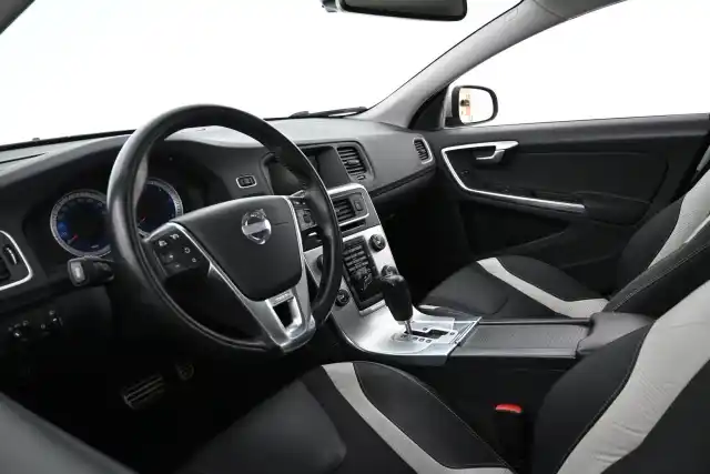 Harmaa Farmari, Volvo V60 – MLT-907