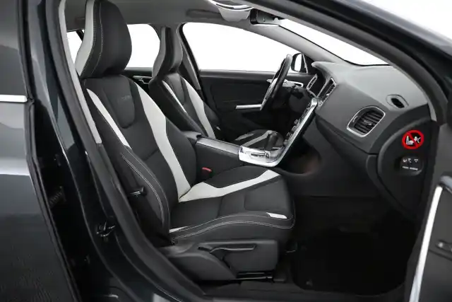Harmaa Farmari, Volvo V60 – MLT-907
