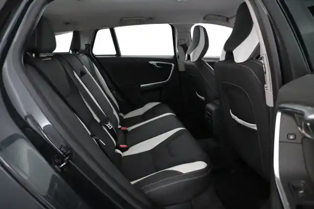 Harmaa Farmari, Volvo V60 – MLT-907