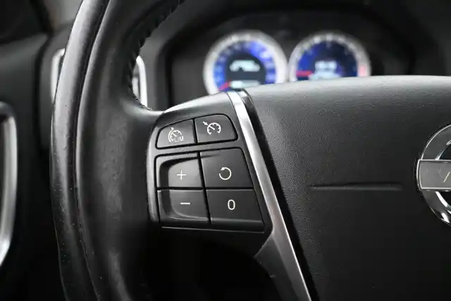 Harmaa Farmari, Volvo V60 – MLT-907