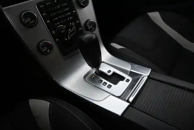 Harmaa Farmari, Volvo V60 – MLT-907