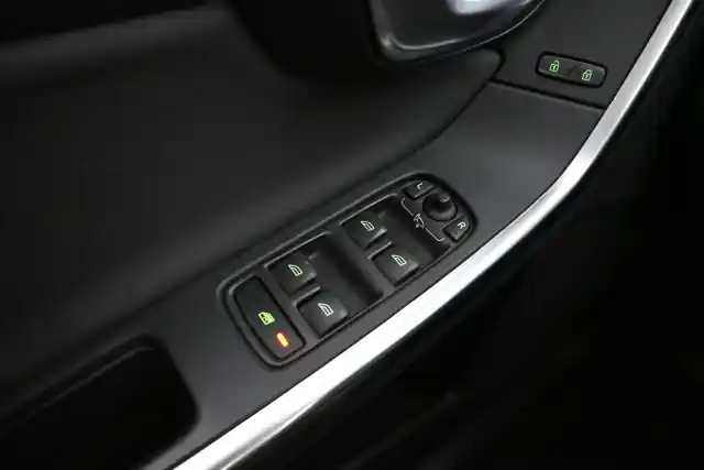 Harmaa Farmari, Volvo V60 – MLT-907