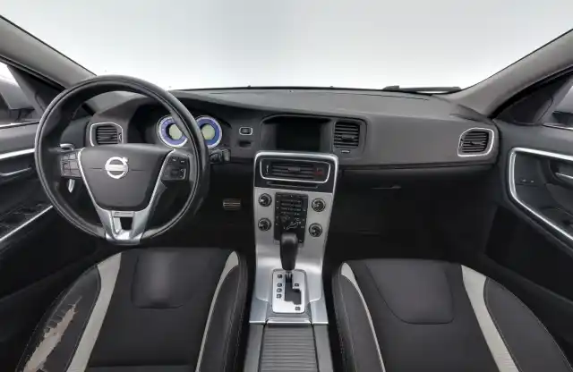 Harmaa Farmari, Volvo V60 – MLT-907