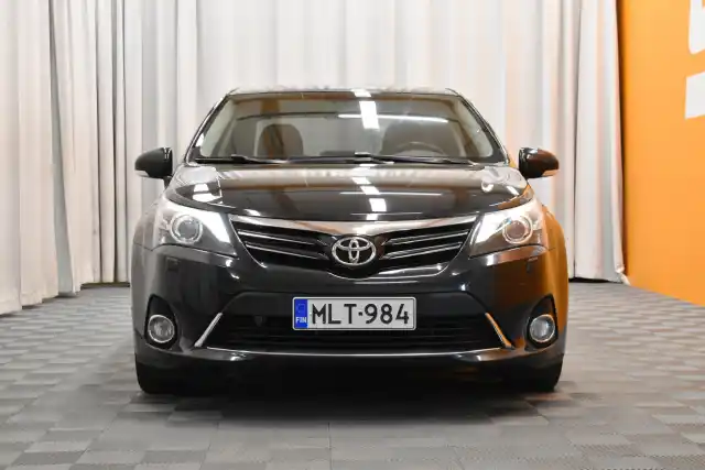 Musta Sedan, Toyota Avensis – MLT-984