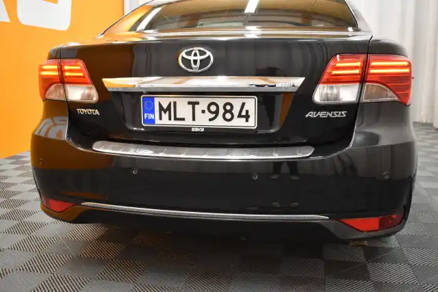 Musta Sedan, Toyota Avensis – MLT-984