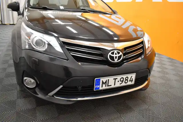 Musta Sedan, Toyota Avensis – MLT-984