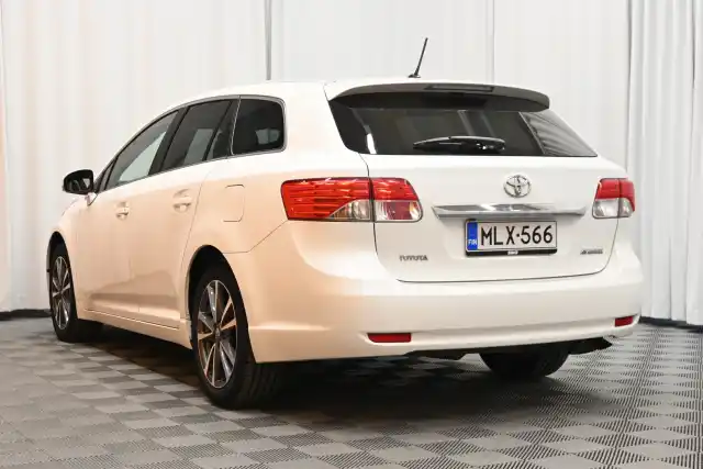 Valkoinen Farmari, Toyota Avensis – MLX-566