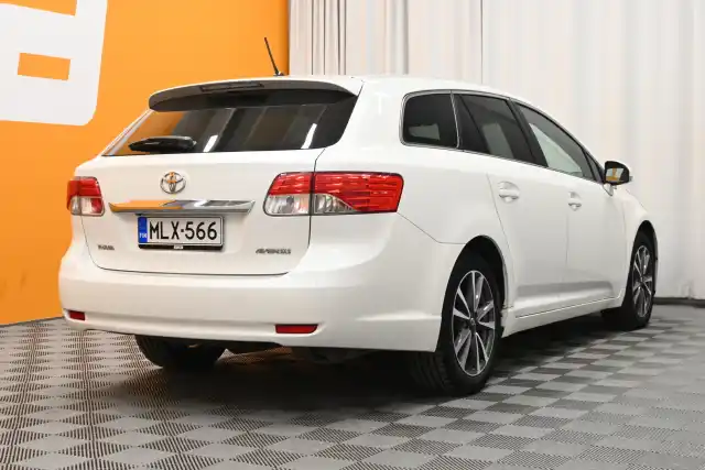 Valkoinen Farmari, Toyota Avensis – MLX-566