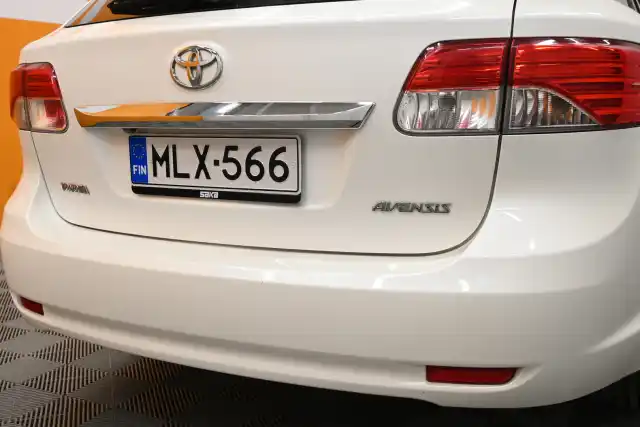 Valkoinen Farmari, Toyota Avensis – MLX-566