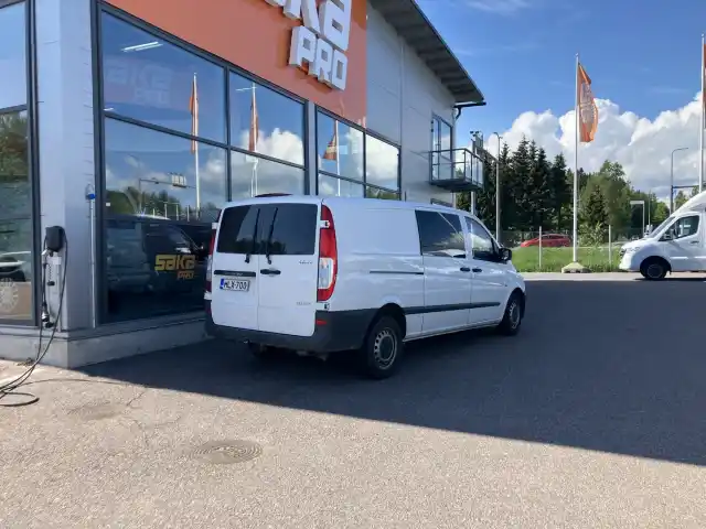 Valkoinen Pakettiauto, Mercedes-Benz Vito – MLX-700