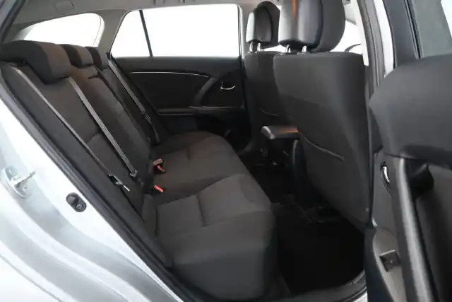 Hopea Farmari, Toyota Avensis – MLY-277