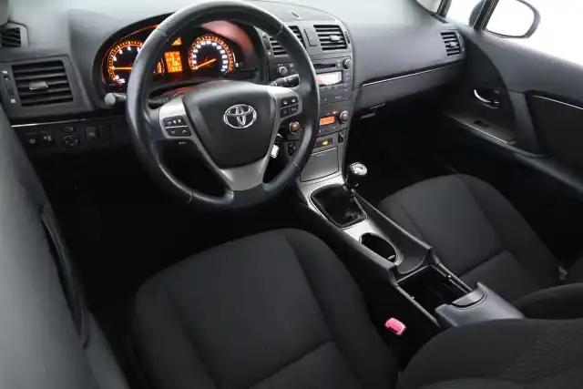 Hopea Farmari, Toyota Avensis – MLY-277