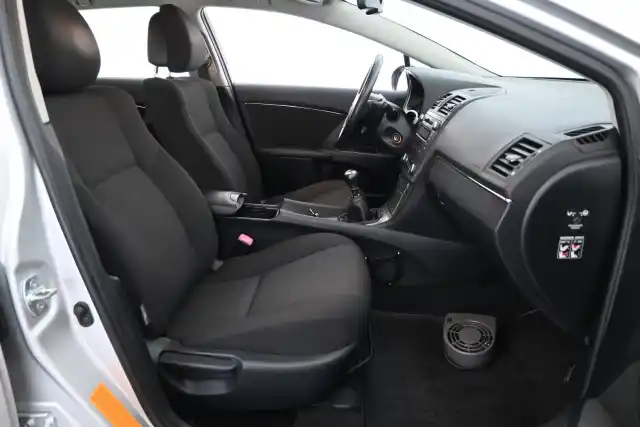 Hopea Farmari, Toyota Avensis – MLY-277