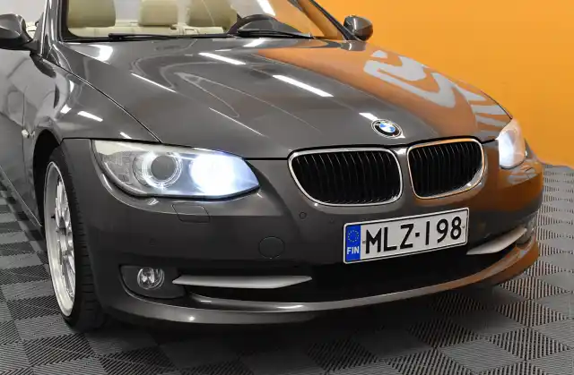 Harmaa Avoauto, BMW 318 – MLZ-198