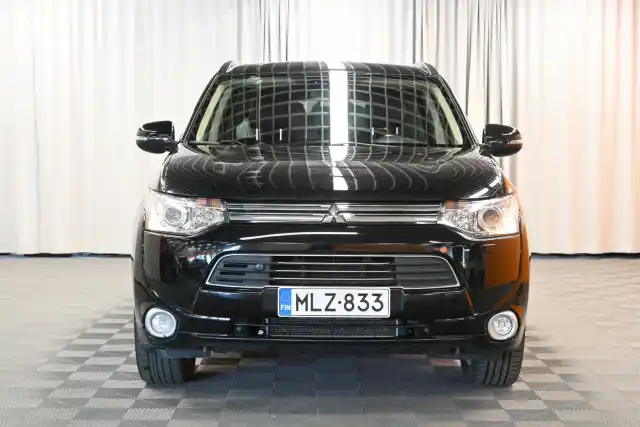 Musta Maastoauto, Mitsubishi OUTLANDER PHEV – MLZ-833