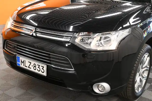 Musta Maastoauto, Mitsubishi OUTLANDER PHEV – MLZ-833