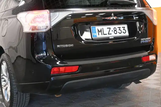 Musta Maastoauto, Mitsubishi OUTLANDER PHEV – MLZ-833