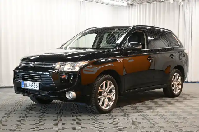 Musta Maastoauto, Mitsubishi OUTLANDER PHEV – MLZ-833