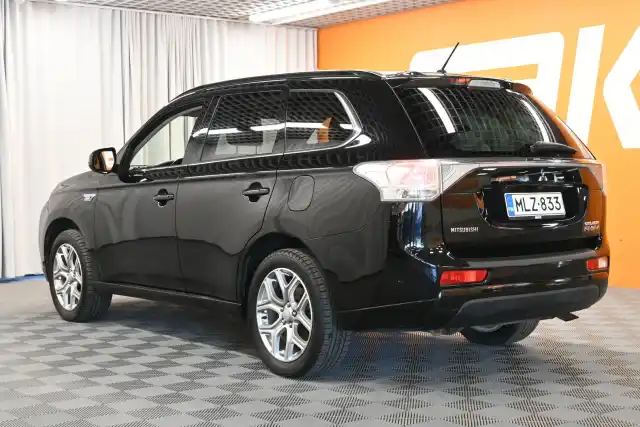 Musta Maastoauto, Mitsubishi OUTLANDER PHEV – MLZ-833