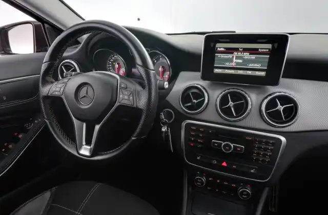Ruskea (beige) Maastoauto, Mercedes-Benz GLA – MMA-503