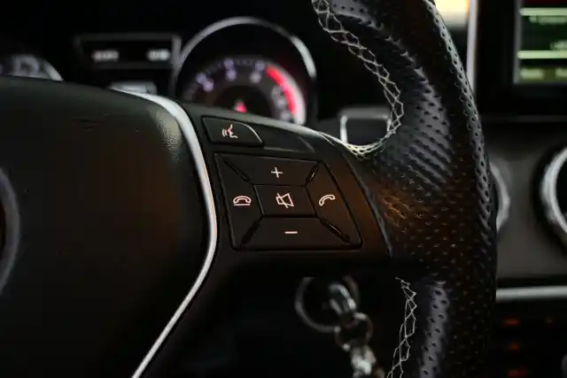 Ruskea (beige) Maastoauto, Mercedes-Benz GLA – MMA-503