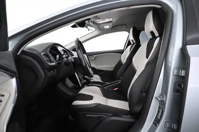 Harmaa Viistoperä, Volvo V40 Cross Country – MMA-853