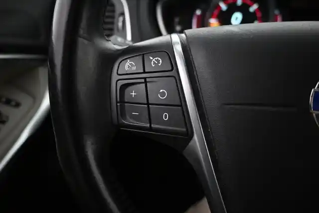 Harmaa Viistoperä, Volvo V40 Cross Country – MMA-853
