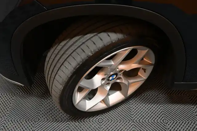 Sininen Maastoauto, BMW X1 – MME-844