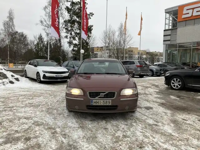 Punainen Sedan, Volvo S60 – MMI-389