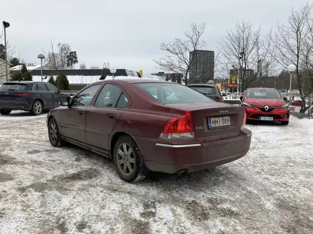 Punainen Sedan, Volvo S60 – MMI-389