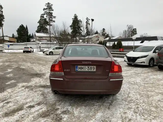 Punainen Sedan, Volvo S60 – MMI-389