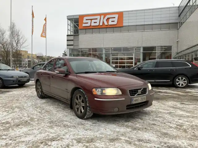 Punainen Sedan, Volvo S60 – MMI-389