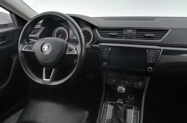 Valkoinen Farmari, Skoda Superb – MMN-471