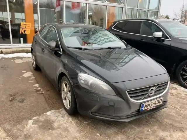 Musta Viistoperä, Volvo V40 – MMS-430