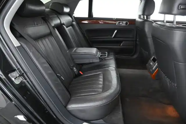 Musta Sedan, Volkswagen Phaeton – MMT-522